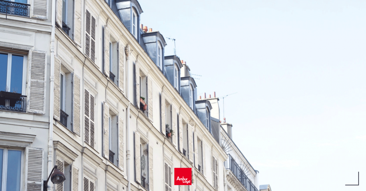 Photo immeuble parisien avec logo Arthur Loyd